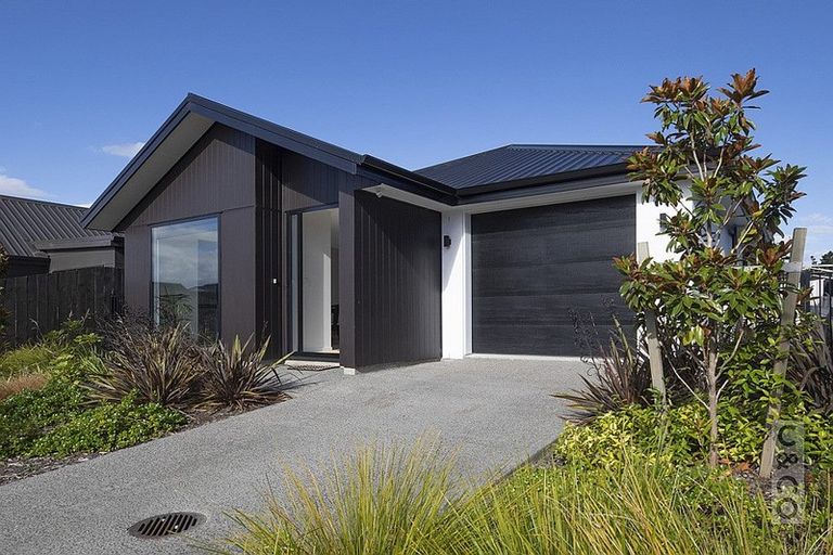 Photo of property in 37 Lumbarda Drive, Kumeu, 0810