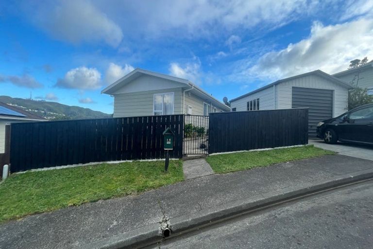 Photo of property in 16 Evesham Place, Newlands, Wellington, 6037