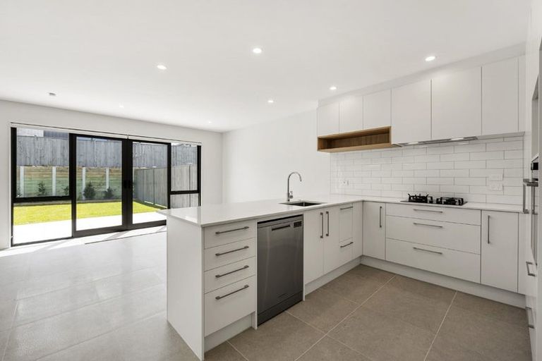 Photo of property in 51 Parkmore Drive, Rosehill, Papakura, 2113