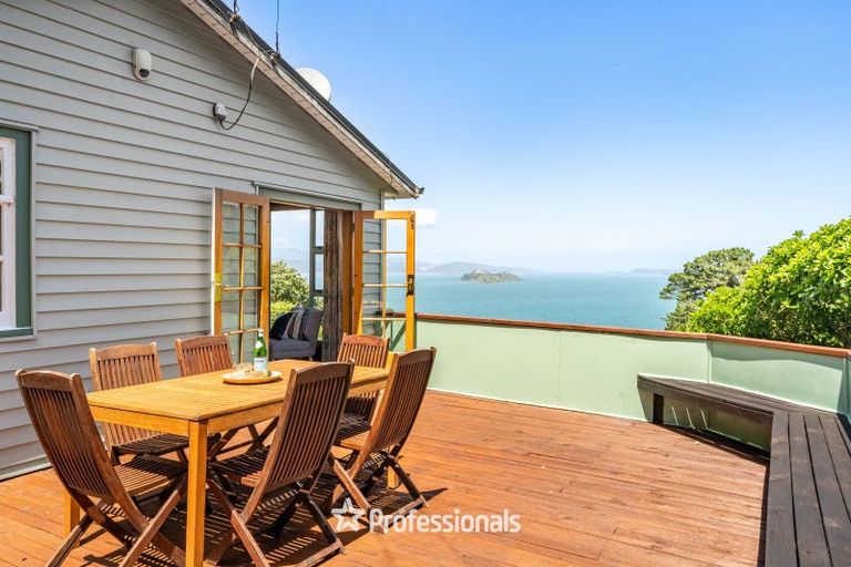 Photo of property in 2 Singers Road, Korokoro, Lower Hutt, 5012