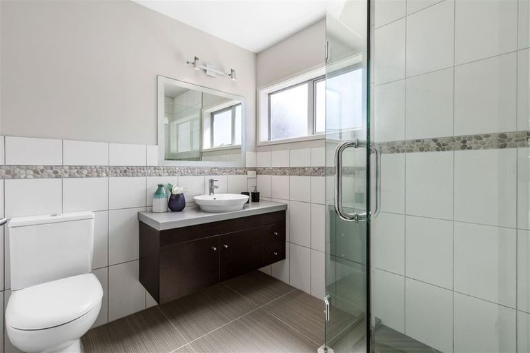 Photo of property in 280a East Coast Road, Forrest Hill, Auckland, 0620