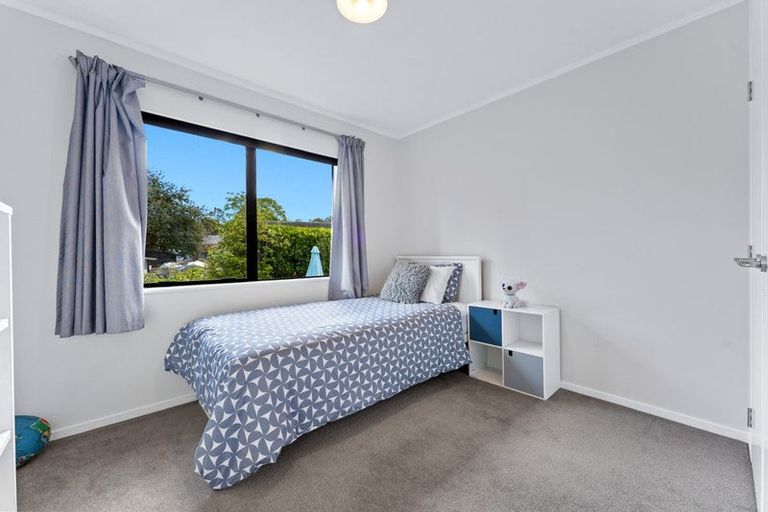 Photo of property in 2/13 Heather Place, Sunnynook, Auckland, 0620
