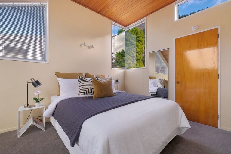 Photo of property in 7b Von Place, Fernhill, Queenstown, 9300