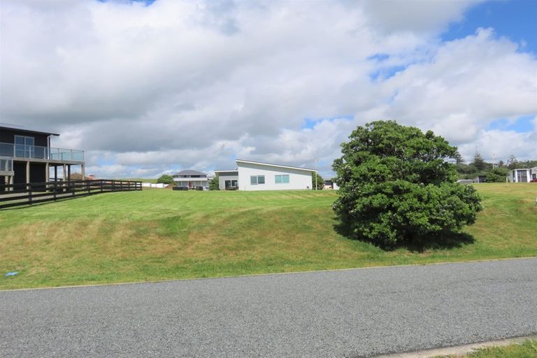 Photo of property in 2 Snapper Street, Baylys Beach, Dargaville, 0377