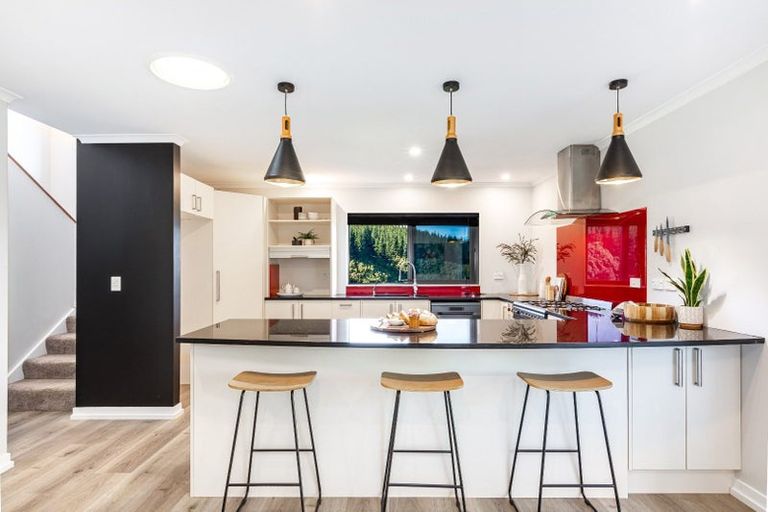 Photo of property in 21 Mcewen Crescent, Riverstone Terraces, Upper Hutt, 5018