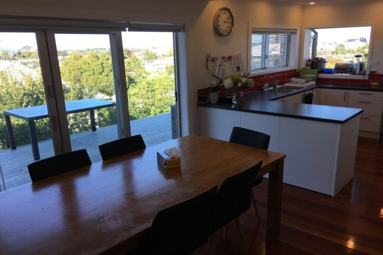 Photo of property in 31a Forrest Hill Road, Milford, Auckland, 0620