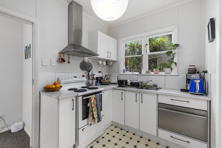 Photo of property in 168 Sutherland Road, Lyall Bay, Wellington, 6022