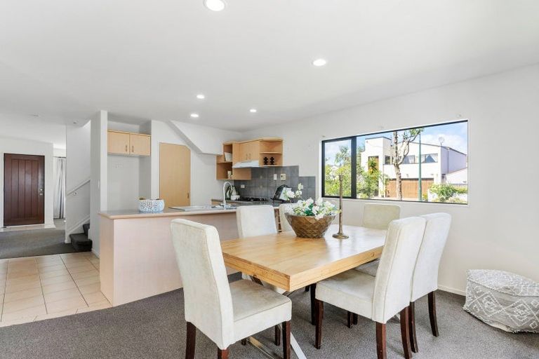 Photo of property in 11 Spalding Rise, Golflands, Auckland, 2013