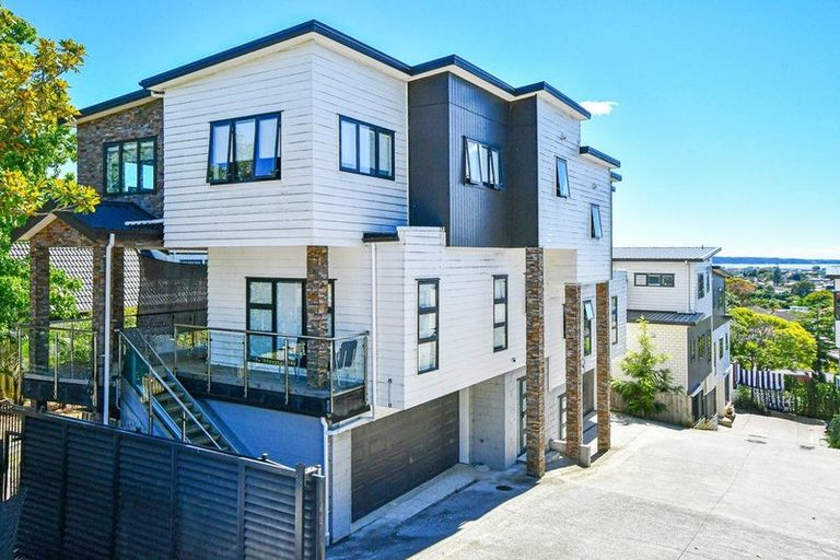 Photo of property in 4225a Great North Road, Glendene, Auckland, 0602