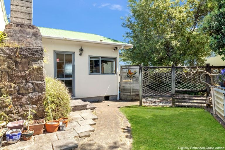 Photo of property in 47 Wallath Road, Westown, New Plymouth, 4310