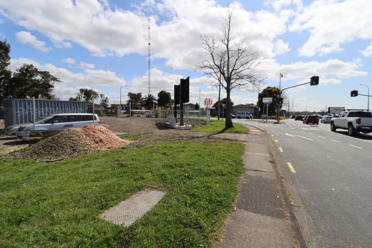 Photo of property in 320 Lincoln Road, Henderson, Auckland, 0610