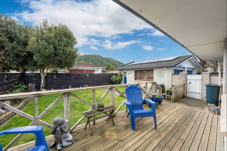 Photo of property in 30 Omaha Grove, Totara Park, Upper Hutt, 5018