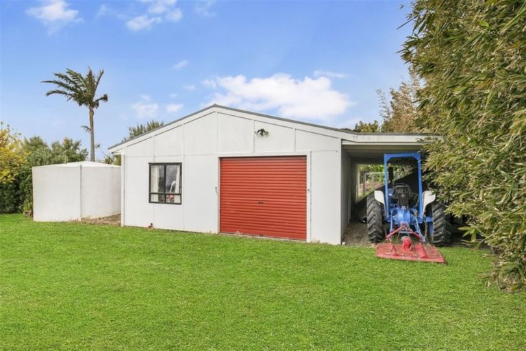 Photo of property in 102 Taiapa Road, Muriwai, Waimauku, 0881