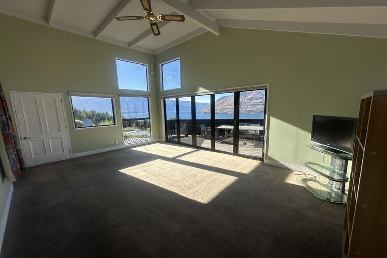 Photo of property in 92 Wynyard Crescent, Fernhill, Queenstown, 9300