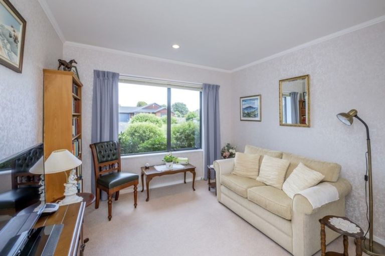 Photo of property in 7 Cranbrook Grove, Waikanae, 5036