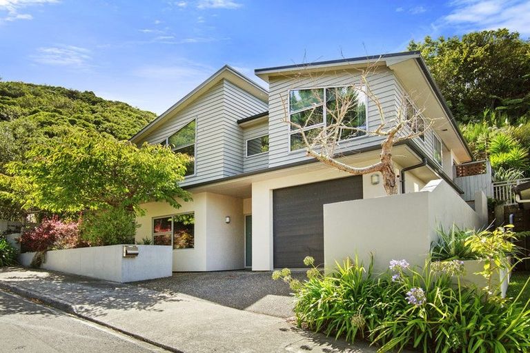 Photo of property in 16 Westwood Road, Tawa, Wellington, 5028