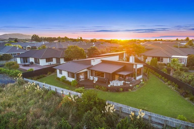 Photo of property in 28 Johnstone Drive, Fitzherbert, Palmerston North, 4410