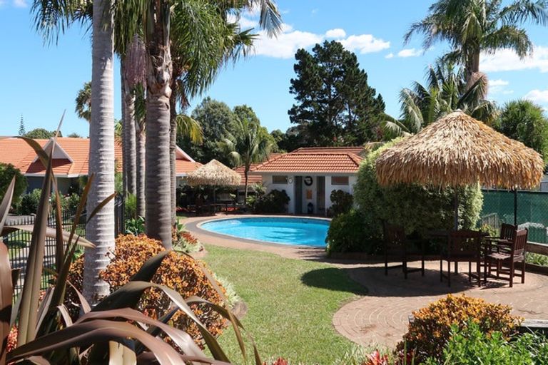 Photo of property in 36 Gillett Place, Botany Downs, Auckland, 2014