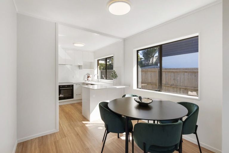 Photo of property in 50b Mirrabooka Avenue, Botany Downs, Auckland, 2010