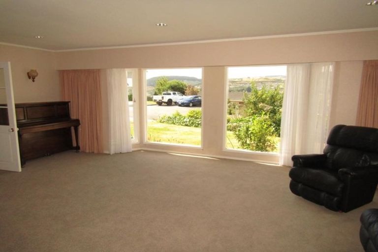 Photo of property in 6 Saint Hildas Glade, Tawa, Wellington, 5028