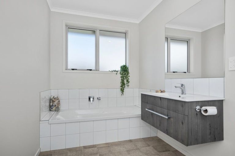 Photo of property in 102 Sentinel Avenue, Omokoroa, 3114