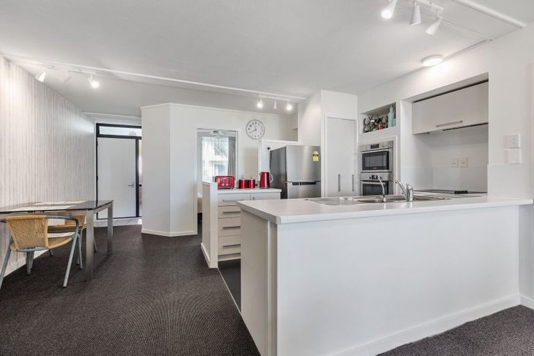 Photo of property in 10 Marine Parade, Mount Maunganui, 3116