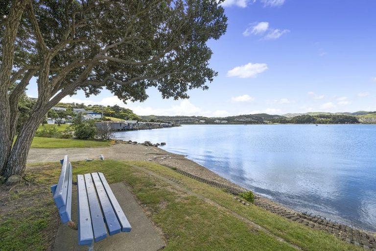 Photo of property in 7 Gloaming Hill, Titahi Bay, Porirua, 5022