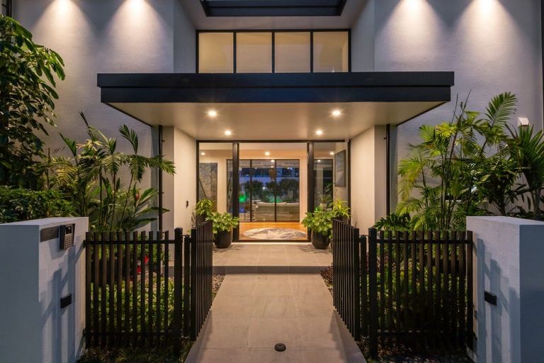 Photo of property in 90 Marine Parade, Mellons Bay, Auckland, 2014