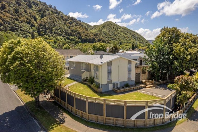 Photo of property in 2 Hartford Crescent, Totara Park, Upper Hutt, 5018