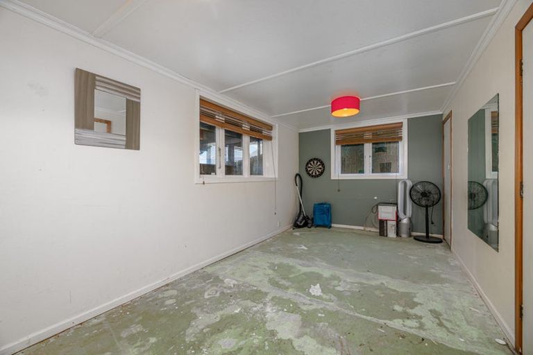 Photo of property in 20 Raroa Terrace, Waiatarua, Auckland, 0604