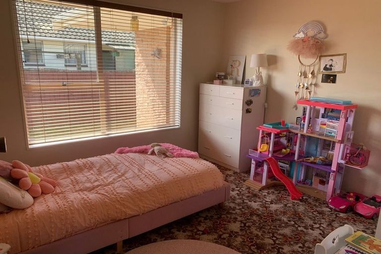 Photo of property in 64 Oakley Crescent, Hornby, Christchurch, 8042