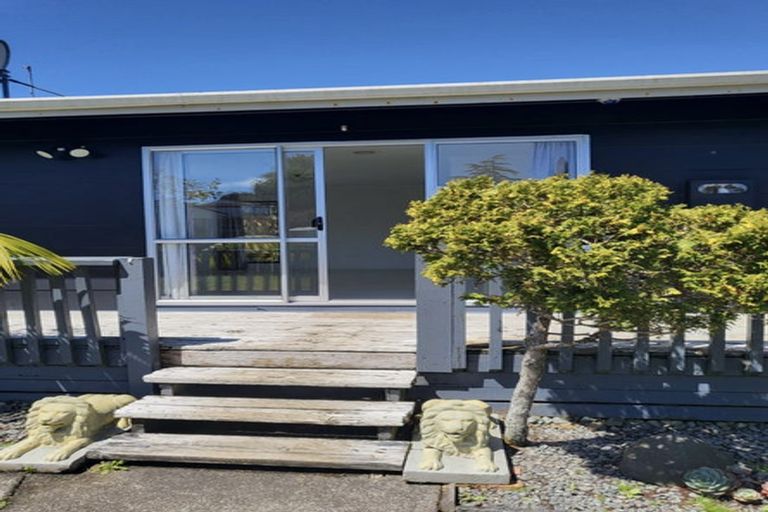 Photo of property in 3 Woodhouse Place, West Harbour, Auckland, 0618