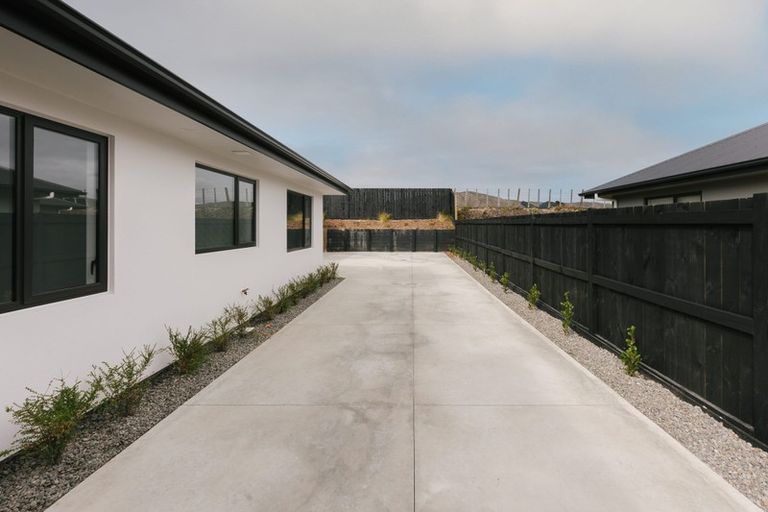 Photo of property in 32 Atlantic Drive, Fitzherbert, Palmerston North, 4410