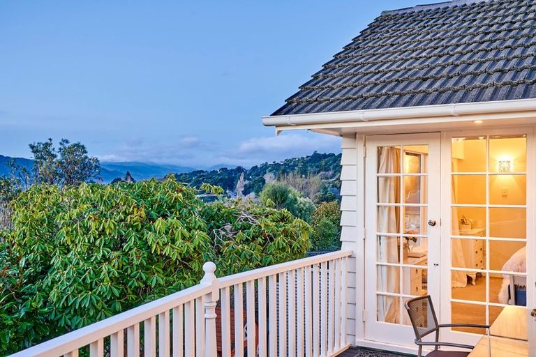 Photo of property in 1 Ecclesfield Grove, Silverstream, Upper Hutt, 5019