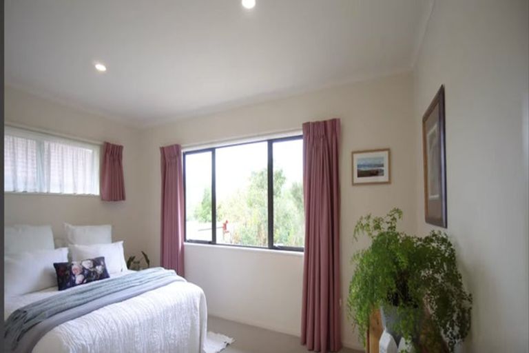 Photo of property in 143 Summerhill Drive, Fitzherbert, Palmerston North, 4410