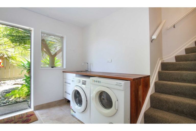 Photo of property in 1/272 Glamorgan Drive, Northcross, Auckland, 0630