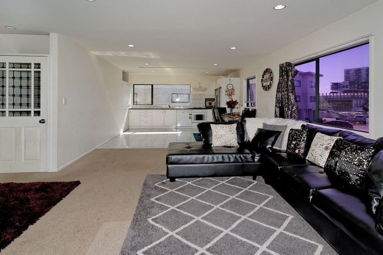 Photo of property in 20/1 Briar Way, New Lynn, Auckland, 0600