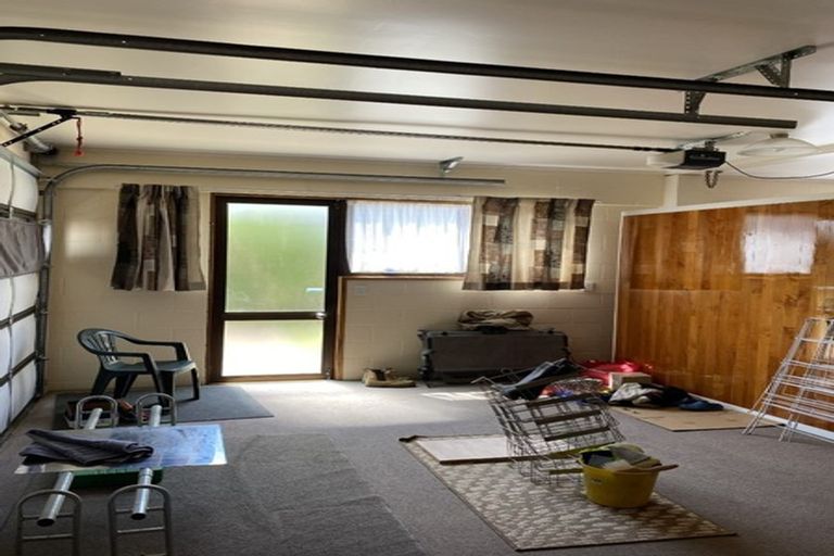 Photo of property in 1 Kingsclere Place, Goodwood Heights, Auckland, 2105