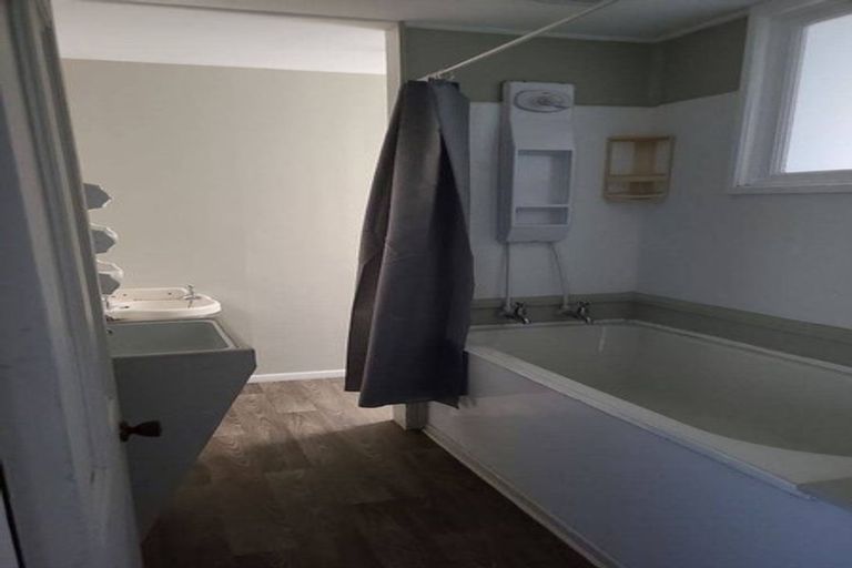 Photo of property in 29 Marine Parade, Bluff Hill, Napier, 4110