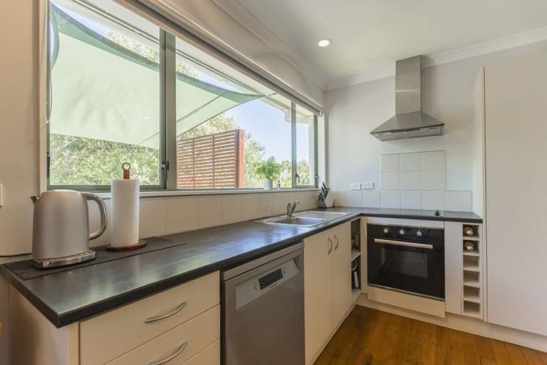 Photo of property in 28 Ruapehu Street, Paraparaumu, 5032