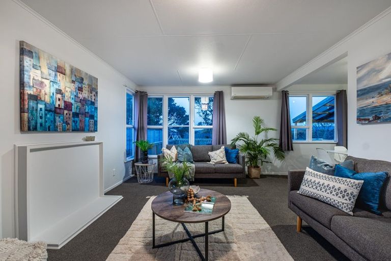 Photo of property in 32 Beauzami Crescent, Ascot Park, Porirua, 5024