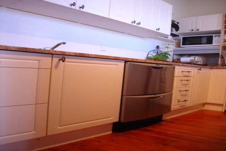 Photo of property in 82 Oriental Parade, Oriental Bay, Wellington, 6011