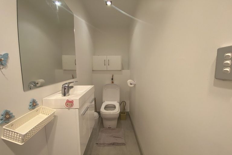 Photo of property in 28b Tamahere Drive, Glenfield, Auckland, 0629