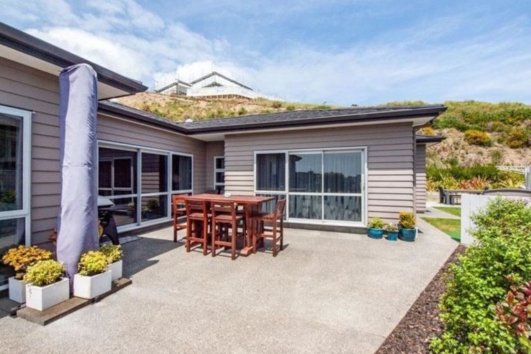 Photo of property in 20 The Fjord, Aotea, Porirua, 5024