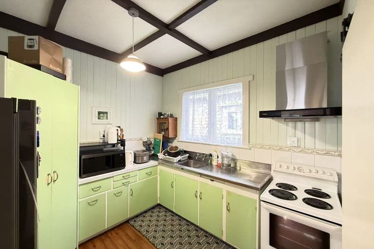 Photo of property in 8 Nikau Street, New Lynn, Auckland, 0600
