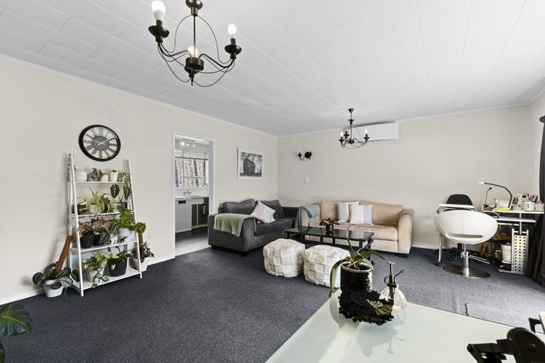 Photo of property in 2/12 Ambury Place, Merrilands, New Plymouth, 4312