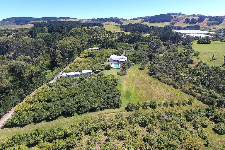 Photo of property in 940 South Head Road, South Head, Helensville, 0874