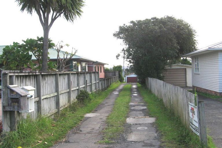 Photo of property in 2/106 Lincoln Road, Henderson, Auckland, 0610