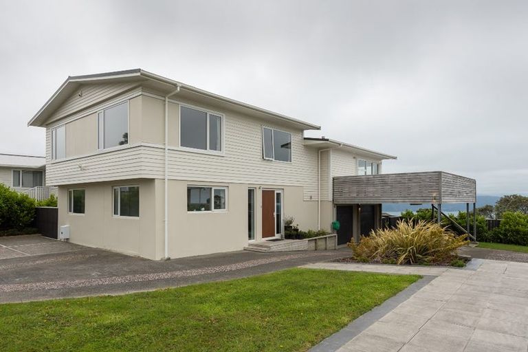 Photo of property in 21 Cheyne Walk, Newlands, Wellington, 6037