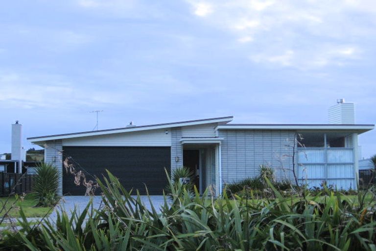 Photo of property in 18 Tohora Crescent, Omaha, 0986